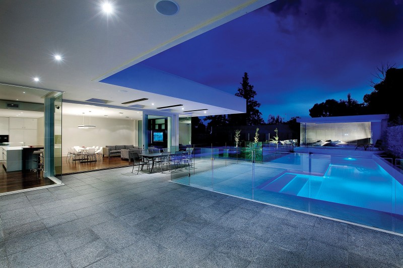 piscina-com-guarda-corpos-de-vidro-embutidos-no-piso-casa-em-melbourne-na-australia-por-canny