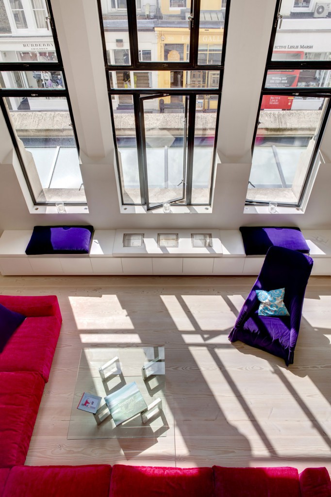 arquitetura-gotica-janela-de-vidro-em-moderno-loft-duplex-em-londres