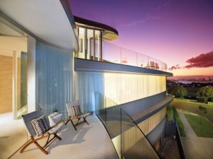 arquitetura-moderna-casa-com-fachada-curva-de-vidro-em-sydney-por-lippmann