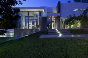 arquitetura-moderna-casa-com-fachada-de-vidro-em-beverly-hills-por-whipple-russell-arquitetos