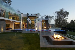 arquitetura-moderna-casa-com-fachada-spider-glass-em-beverly-hills-por-whipple-russell-arquitetos
