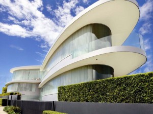 arquitetura-moderna-fachada-curva-de-vidro-casa-em-sydney-por-lippmann