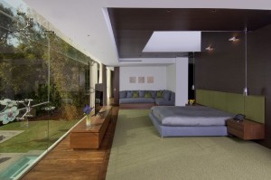 arquitetura-quarto-de-casal-com-fachada-de-vidro-casa-em-beverly-hills-por-whipple-russell-arquitetos