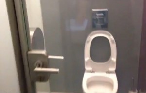 banheiro-publico-com-porta-de-vidro-incolor-com-controle-de-transparencia