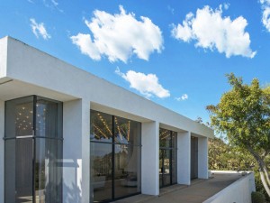 casa-em-los-angeles-com-fachada-de-vidro-por-john-b-parkin