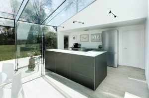cozinha-com-bancada-em-ilha-casa-em-winchester-inglaterra-pelos-arquitetos-do-ar-design