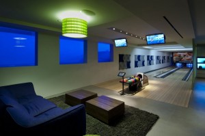 decoracao-pista-de-boliche-de-casa-em-beverly-hills-por-whipple-russell-arquitetos
