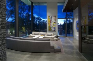decoracao-sala-de-estar-com-fachada-de-vidro-casa-em-beverly-hills-por-whipple-russell-arquitetos