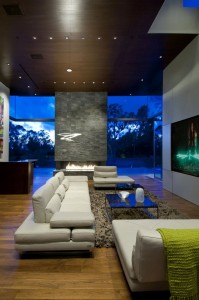 decoracao-sala-de-estar-com-lareira-e-fachada-de-vidro-casa-em-beverly-hills-por-whipple-russell-arquitetos