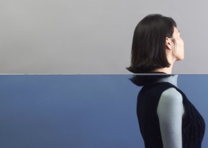 espelho-divertido-simula-reflexo-submerso-fathom-mirror-pelo-designer-joe-doucet