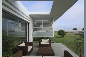 fachada-de-vidro-casa-de-praia-no-peru-pelos-arquitetos-da-gomez-torre-guerrero