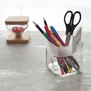 kit-porta-lapis-e-porta-cartoes-feitos-com-garrafas-de-vidro-cortadas-pela-designer-lucia-bruni