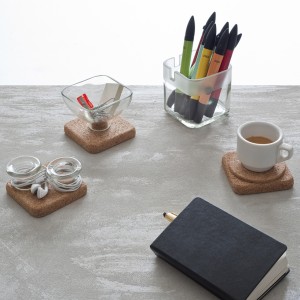organizador-de-mesa-de-escritorio-feito-com-garrafas-de-vidro-cortadas-pela-designer-lucia-bruni