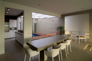 piscina-interna-integrada-com-cozinha-e-sala-de-estar-casa-de-praia-no-peru-pelos-arquitetos-da-gomez-torre-guerrero