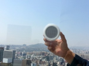tomada-portatil-com-carregador-solar-para-janelas-de-vidro-window-socket-pelos-designers-designers-kyuho-song-e-boa-oh
