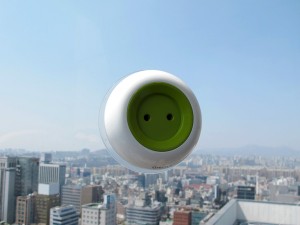 tomada-portatil-para-janelas-de-vidro-window-socket-pelos-designers-designers-kyuho-song-e-boa-oh