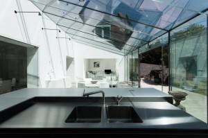varanda-com-cobertura-de-vidro-casa-em-winchester-inglaterra-pelos-arquitetos-do-ar-design