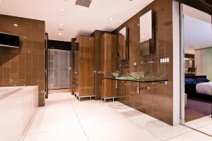decoracao-banheiro-do-casal-com-azulejos-de-vidro-casa-em-los-angeles-por-whipple-russell-arquitetos