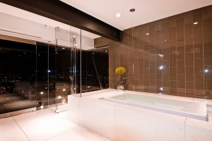 decoracao-banheiro-do-casal-com-fechamento-de-vidro-casa-em-los-angeles-por-whipple-russell-arquitetos