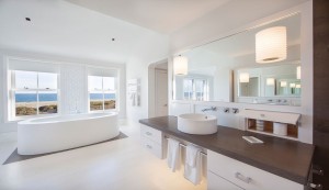 decoracao-clean-banheiro-do-casal-com-banheira-casa-na-ilha-de-nanucket-massachusetts-por-j-brown