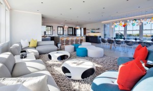 decoracao-clean-e-colorida-sala-de-estar-de-casa-na-ilha-de-nanucket-massachusetts-por-j-brown
