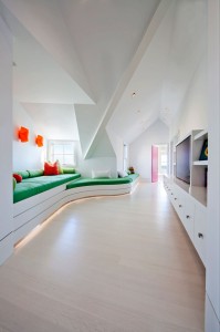 decoracao-clean-e-colorida-sala-de-tv-casa-na-ilha-de-nanucket-massachusetts-por-j-brown
