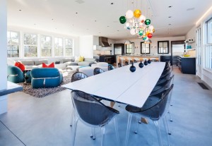 decoracao-clean-pontuada-por-cores-sala-de-estar-casa-na-ilha-de-nanucket-massachusetts-por-j-brown