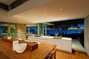 decoracao-cozinha-com-balcao-ilha-e-fechamentos-de-vidro-casa-na-california-por-neumann-mendro-andrulaitis-arquitetos