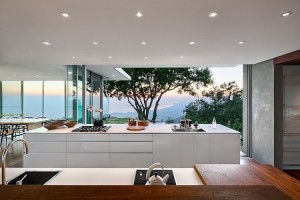 decoracao-cozinha-em-ilha-com-portas-de-vidro-casa-na-california-por-neumann-mendro-andrulaitis-arquitetos