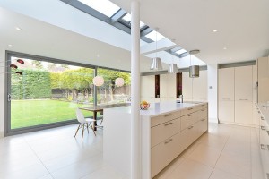 decoracao-cozinha-em-ilha-com-vista-pro-jardim-casa-em-bristol-na-inglaterra-por-moon-design