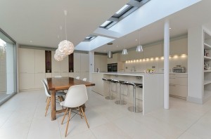 decoracao-cozinha-em-ilha-integrada-com-sala-de-jantar-casa-em-bristol-na-inglaterra-por-moon-design