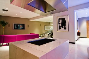 decoracao-lareira-na-sala-de-estar-casa-em-los-angeles-por-whipple-russell-arquitetos