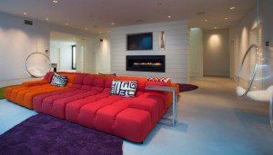 decoracao-moderna-e-colorida-sala-de-tv-casa-na-ilha-de-nanucket-massachusetts-por-j-brown