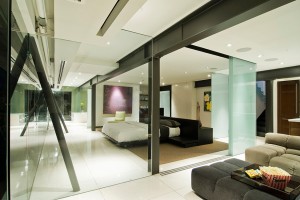 decoracao-quarto-de-casal-com-fechamento-de-vidro-casa-em-los-angeles-por-whipple-russell-arquitetos
