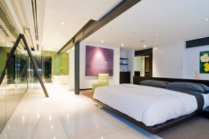 decoracao-quarto-de-casal-com-paredes-de-vidro-casa-em-los-angeles-por-whipple-russell-arquitetos
