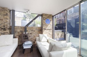 decoracao-rustica-e-moderna-sala-com-paredes-de-tijolos-aparentes-e-fechamento-de-vidro-casa-em-londres-inglaterra
