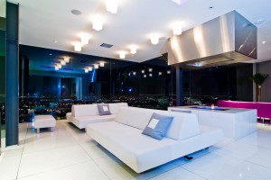 decoracao-sala-de-estar-com-lareira-casa-em-los-angeles-por-whipple-russell-arquitetos