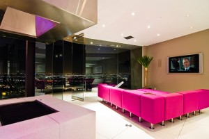 decoracao-sala-de-tv-com-sofa-rosa-casa-em-los-angeles-por-whipple-russell-arquitetos