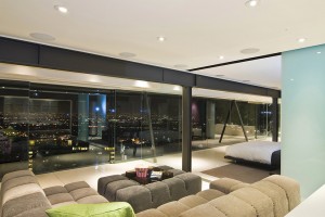 decoracao-sala-intima-com-fechamento-de-vidro-casa-em-los-angeles-por-whipple-russell-arquitetos