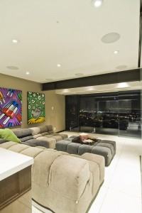 decoracao-sala-intima-envidracada-casa-em-los-angeles-por-whipple-russell-arquitetos