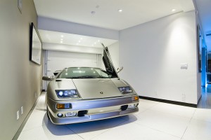 garagem-na-sala-casa-em-los-angeles-por-whipple-russell-arquitetos