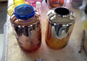 vasos-de-vidro-com-efeito-metalico-por-sebastian-herkner