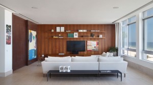 decoracao-sala-de-tv-de-cobertura-triplex-no-leblon-por-izabela-lessa