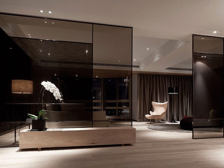 Divisórias de vidro bronze definem interiores de apartamento