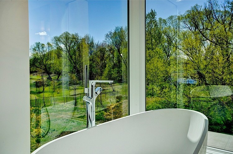 decoracao-clean-e-minimalista-banheira-spa-de-casa-em- treasure-valley-idaho-por-tradewinds