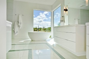 decoracao-clean-e-minimalista-banheiro-do-casal-com-banheira-casa-em- treasure-valley-idaho-por-tradewinds