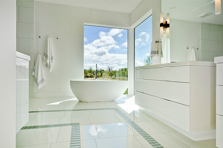 decoracao-clean-e-minimalista-banheiro-do-casal-com-banheira-casa-em- treasure-valley-idaho-por-tradewinds