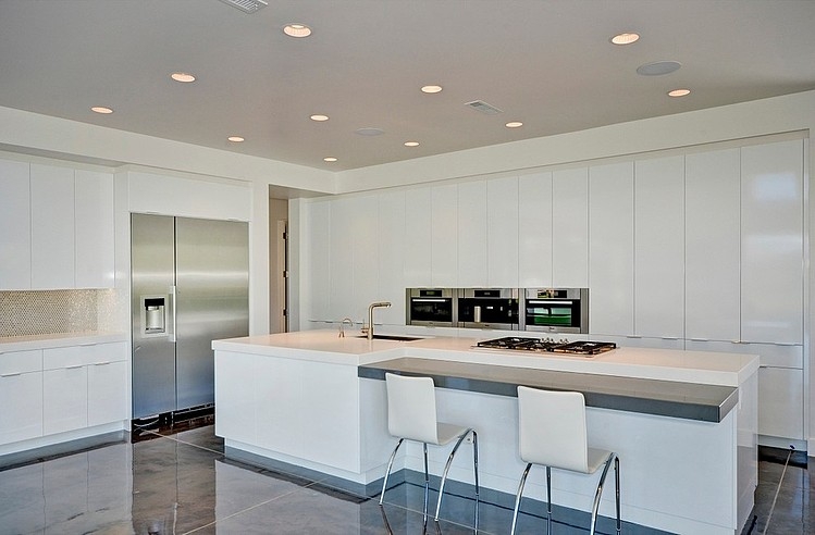 decoracao-clean-e-minimalista-cozinha-com-bancada-em-ilha-casa-em- treasure-valley-idaho-por-tradewinds