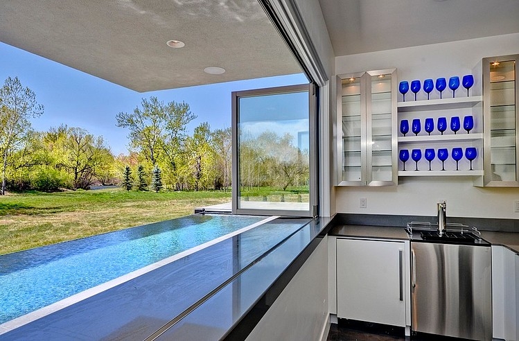 decoracao-clean-e-minimalista-cozinha-com-janelas-de-vidro-casa-em- treasure-valley-idaho-por-tradewinds