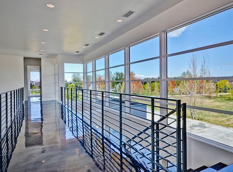 decoracao-clean-e-minimalista-hall-fechamentos-de-vidro-casa-em- treasure-valley-idaho-por-tradewinds